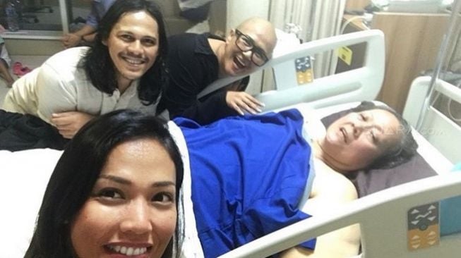 Ria Irawan saat menjenguk ibunda Shanty Paredes yang juga menderita kanker. [Instagram]