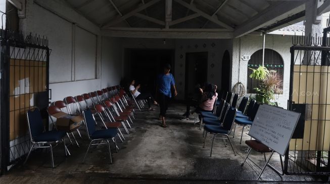 Suasana di rumah duka Almarhumah Ria Irawan di Jalan Anggrek Lestari Blok N, Lebak Bulus, Jakarta Selatan, Senin (6/1). [Suara.com/Angga Budhiyanto]