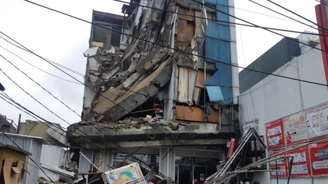 Gedung di Palmerah Roboh, Timpa Driver Gojek dan Penumpang