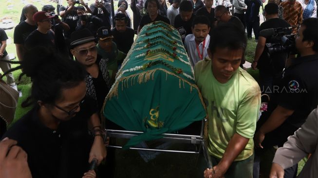 Suasana pemakaman aktris Chandra Ariati Dewi Irawan (Ria Irawan) di Tempat Pemakaman Umum (TPU) Tanah Kusir, Kebayoran Lama, Jakarta Seatan, Senin (6/1). [Suara.com/Angga Budhiyanto]