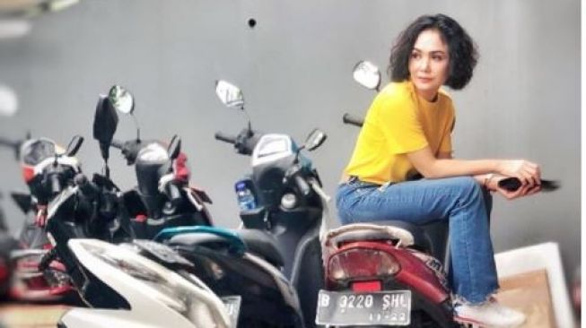 Tiba-tiba Yuni Shara Unggah Foto Duduk di Atas Motor, Ada Apa Gerangan?