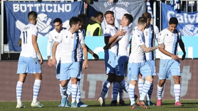 Para pemain Lazio merayakan gol Ciro Immobile ke gawang Brescia dalam lanjutan Liga Italia di Mario-Rigamonti stadium. MIGUEL MEDINA / AFP