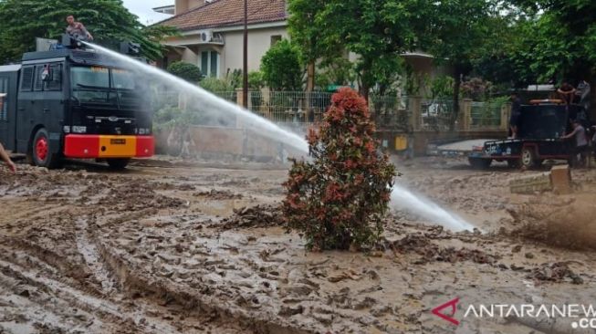 AWC bersihkan jalan raya berlumpur dalam banjir Jakarta 2020 [ANTARA Foto].