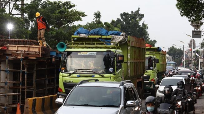 Sejumlah kendaraan terjebak kemacetan di Jalan Tanjung Barat, Jagakarsa, Jakarta Selatan, Selasa (7/1).  [Suara.com/Angga Budhiyanto]