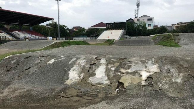 Kondisi trek BMX di Pulomas, Jakarta Timur, yang menjadi lokasi latihan Timnas Balap Sepeda Indonesia setelah terendam banjir, Minggu (5/1/2020). [PB ISSI]