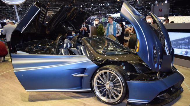 Huayra Roadster hypercar terbaru dari Pagani saat dipamerkan dalam ajang Geneva International Motor Show di Jenewa, Swiss, Senin (4/3/2019). [Shutterstock]