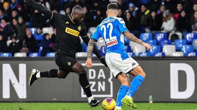 Pemain depan Inter Milan Romelu Lukaku menembak untuk mencetak gol keduanya selama pertandingan sepak bola Serie A Italia Napoli vs Inter Milan di Stadion San Paolo, Naples, Italia, Selasa (7/1) dini hari WIB. [Tiziana FABI / AFP]