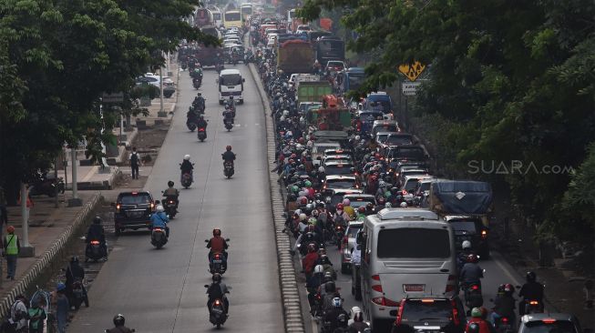 Sejumlah kendaraan terjebak kemacetan di Jalan Tanjung Barat, Jagakarsa, Jakarta Selatan, Selasa (7/1).  [Suara.com/Angga Budhiyanto]