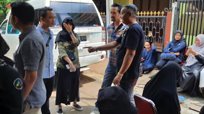 Suasana di rumah duka ibunda Vino G Bastian, terlihat aktor Tora Sudir. [Ismail/Suara.com]