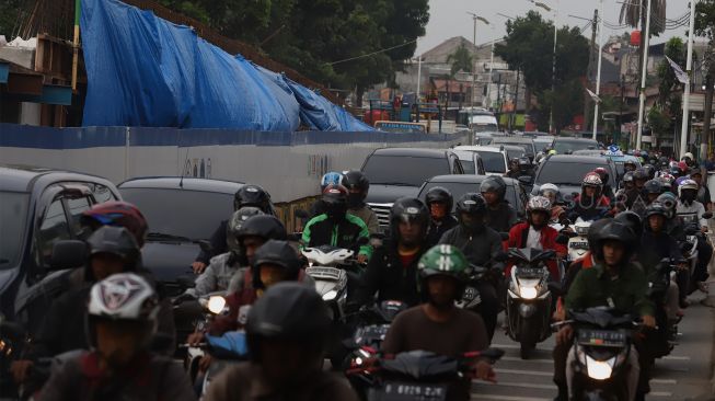 Sejumlah kendaraan terjebak kemacetan di Jalan Tanjung Barat, Jagakarsa, Jakarta Selatan, Selasa (7/1).  [Suara.com/Angga Budhiyanto]