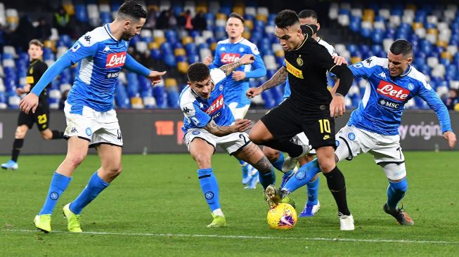 Pemain depan Inter Milan Lautaro Martinez (Front R) menantang (Dari L) Bek Napoli Konstantinos Manolas, bek Napoli Giovanni Di Lorenzo dan penyerang Napoli asal Jose Callejon selama pertandingan sepak bola Serie A Italia Napoli vs Inter Milan di Stadion San Paolo, Naples, Italia, Selasa (7/1) dini hari WIB. [Tiziana FABI / AFP]