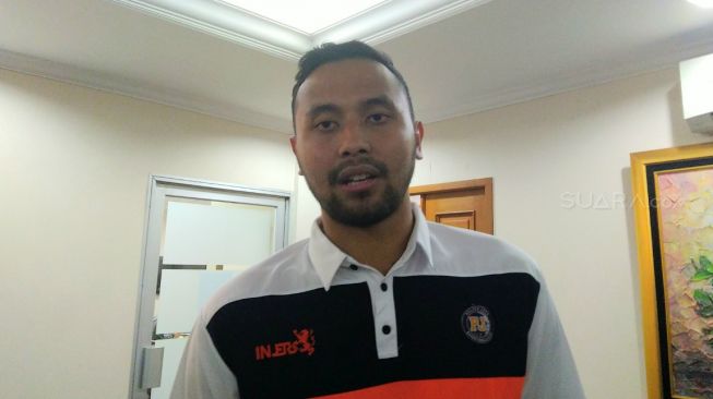 Pebasket Pelita Jaya Basketball, Adhi Pratama, ditemui di Gedung TVRI, Senayan, Jakarta, Selasa (7/1/2020). [Suara.com/Arief Apriadi]