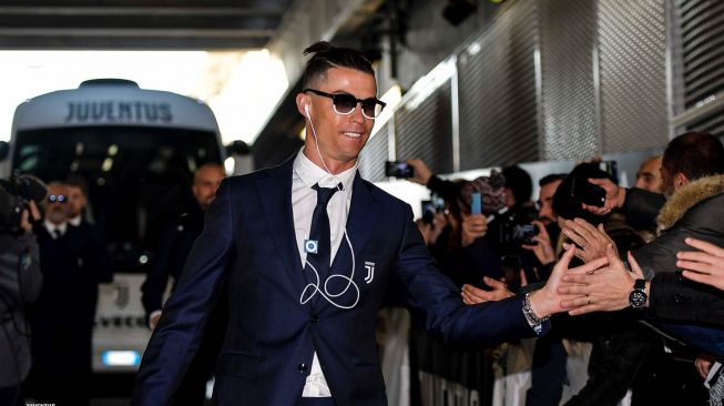 Cristiano Ronaldo menggunakan iPod keluaran 2010 di 2020. (Twitter/@juventusfcen).