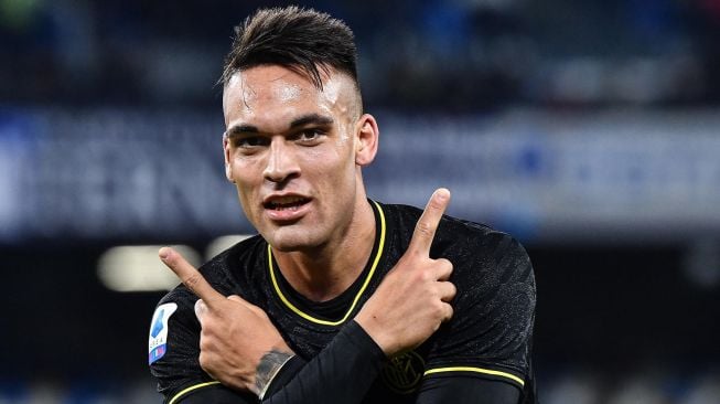 Pemain depan Inter Milan Lautaro Martinez merayakan golnya setelah mencetak gol selama pertandingan sepak bola Serie A Italia Napoli vs Inter Milan di Stadion San Paolo, Naples, Italia, Selasa (7/1) dini hari WIB.[Tiziana FABI / AFP]