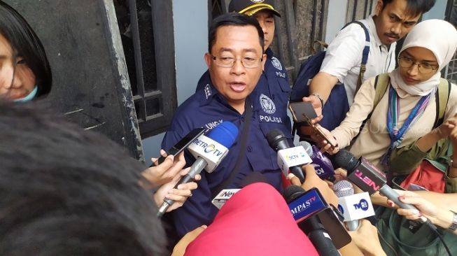 Kepala Bidang Balistik Metalurgi san Forensik Puslabfor Polri Kombes Ulung Kanjaya sesuai olah TKP terkait robohnya Alfamart di Slipi, Jakarta Barat. (Suara.com/Stephanus Aranditio).