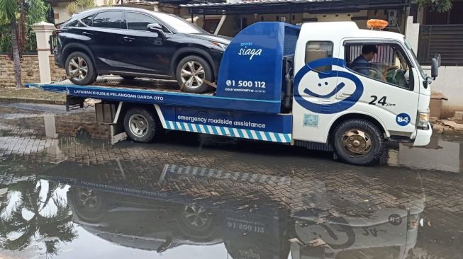 Pantang Menghidupkan Mesin Mobil Terendam Banjir, Beri Proteksi Kendaraan dengan Asuransi