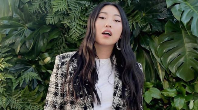 Cetak Sejarah Golden Globes, Awkwafina Tercengang di Belakang Panggung