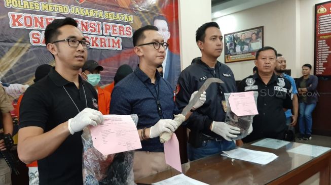 Aparat Polres Metro Jakarta Selatan meringkus empat orang terkait kasus pengeroyokan yang menewaskan seorang remaja berinisial MTCS (15) di Jalan Bangka II, Mampang Prapatan, Jakarta Selatan, Minggu (5/1/2020) dini hari. (Suara.com/Yosea Arga)