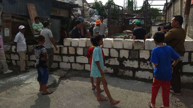 Pemilik Tanah Kembali Bangun Tembok Blokade Jalan Tambak Wedi Baru