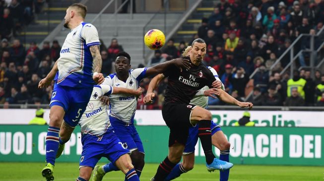 Striker AC Milan Zlatan Ibrahimovic berebut bola saat menghadapi Sampdoria, di San Siro, Milan, Italia, Senin (6/1). [Miguel MEDINA / AFP]
