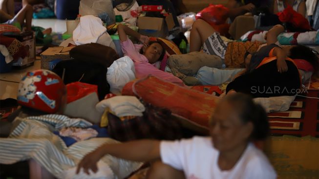 Pengungsi korban banjir masih bertahan di posko pengungsian Gelanggang Olahraga (GOR) Pengadegan, Pancoran, Jakarta Selatan, Selasa (7/1). [Suara.com/Angga Budhiyanto]