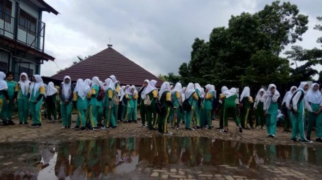 Pasca Banjir, Siswa dan Guru SMPN 22 Tangsel Bersih-bersih Sekolah