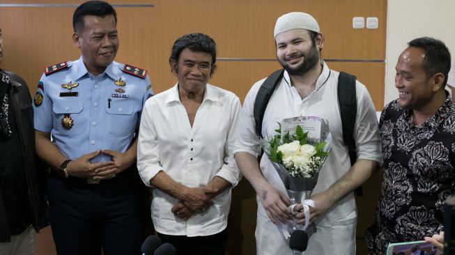 Ridho Rhoma bebas dari Rutan Salemba dan dijemput Rhoma Irama, Rabu (8/1/2020). [Evi Ariska/Suara.com]