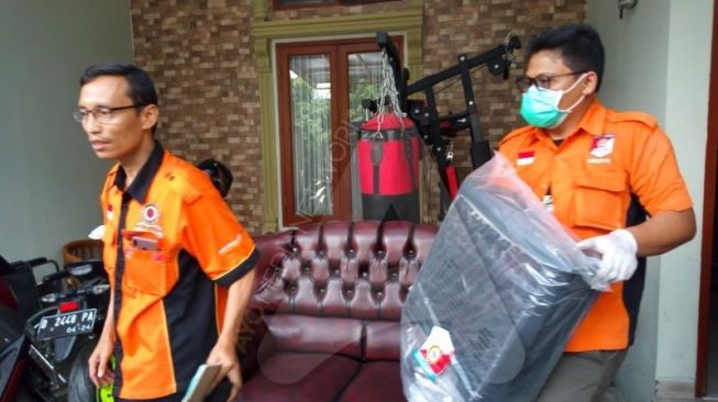 Polisi Sita CPU dari Rumah Lina Jubaedah (Ayobandung)