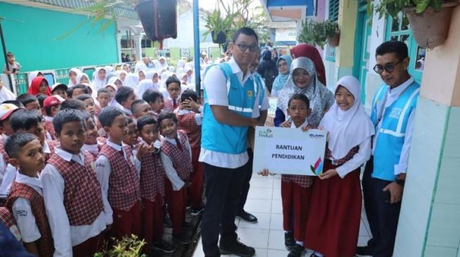 PLN Salurkan Bantuan untuk Sekolah yang Terdampak Banjir