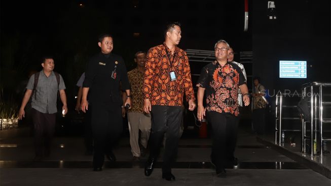 Ketua Komisi Pemilihan Umum (KPU) Arief Budiman (kanan) beserta tiga komisioner KPU tiba di Gedung KPK, Jakarta, Rabu (8/1). [Suara.com/Angga Budhiyanto]