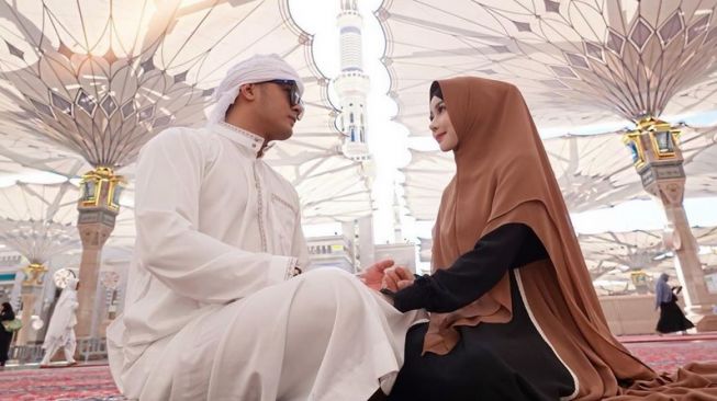 Guntur Triyoga dan Apristiyah di Masjid Nabawi. [Instagram]