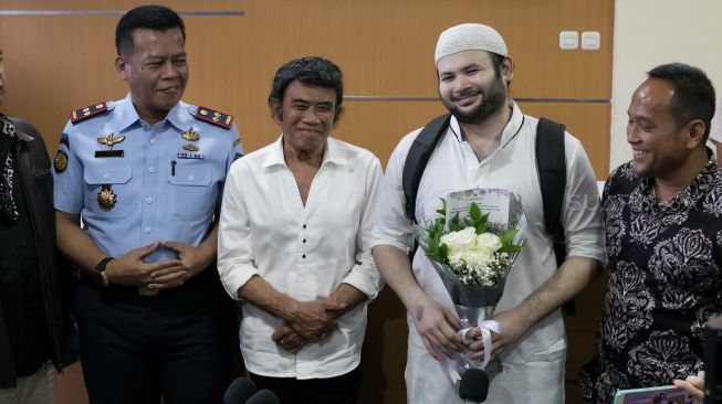 Aktor sekaligus penyanyi Ridho Rhoma didampingi ayahnya Rhoma Irama ketika keluar dari Rutan Salemba, Jakarta Pusat, Rabu (08/01). [Suara.com/Alfian Winanto