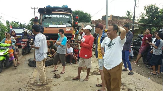 Kesal Selalu Jadi Langganan Banjir, Warga Blokir Jalan Nasional di Serang