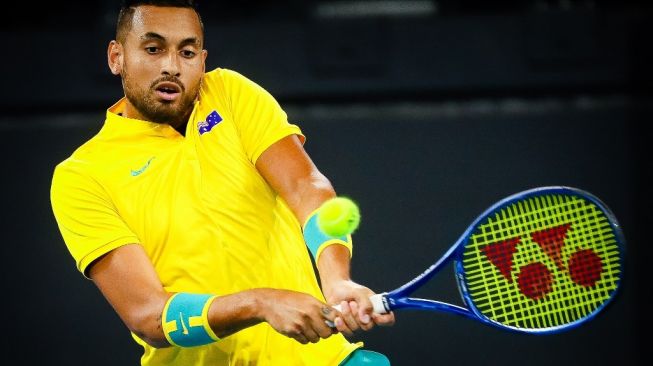 Petenis Nick Kyrgios (Australia) melakukan pengembalian bola Stefanos Tsitsipas dari Yunani dalam pertandingan tenis tunggal putra ATP Cup di Brisbane, Selasa (7/1/2020). [AFP/Patrick Hamilton]