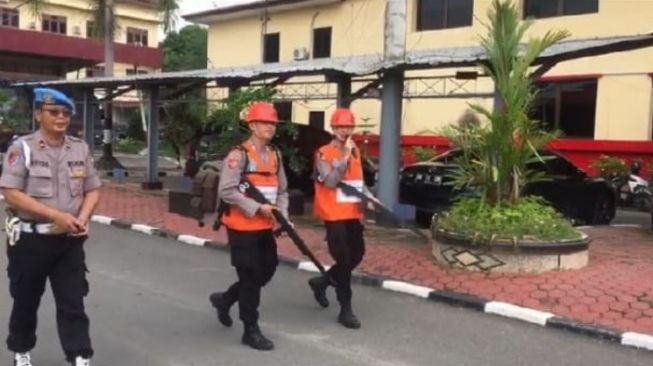 Tepergok Rekam Polwan Sedang Mandi, 2 Polisi Diarak Keliling Markas