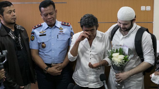 Rhoma Irama menangis menyambut kebebasan putranya Ridho Rhoma di Rutan Salemba, Jakarta, Rabu (8/1/2020). [Alfian Winanto/Suara.com]