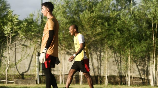 Dua penggawa Bali United, Leonard Tupamahu dan Nadeo Argawinata saat melakukan sesi latihan bersama. (Dok. Bali United)