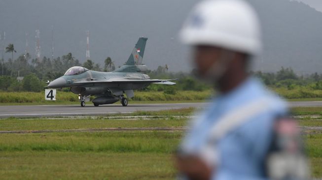 Pesawat Tempur F16 C milik skadron udara 16 wing udara 7 Lanud Roesmin Nurjadin - Pekanbaru, mendarat di Lanud Raden Sadjad, Natuna, Kepulauan Riau, Selasa (7/1). [ANTARA FOTO/M Risyal Hidayat]