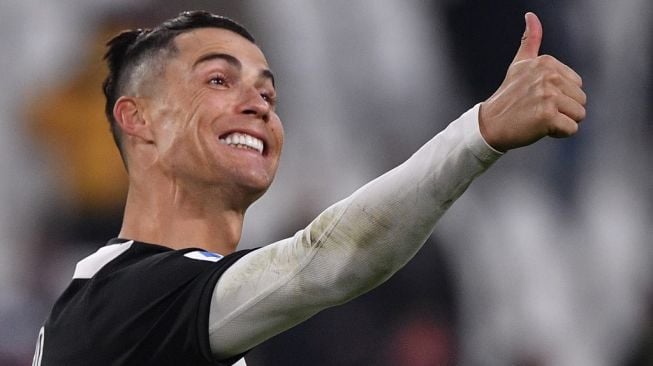 Ekspresi kegembiraan megabintang Juventus, Cristiano Ronaldo pada laga Liga Italia 2019/2020 kontra Cagliari di Juventus Stadium, Turin, Senin (6/1/2020) malam WIB. [Marco Bertorello / AFP]
