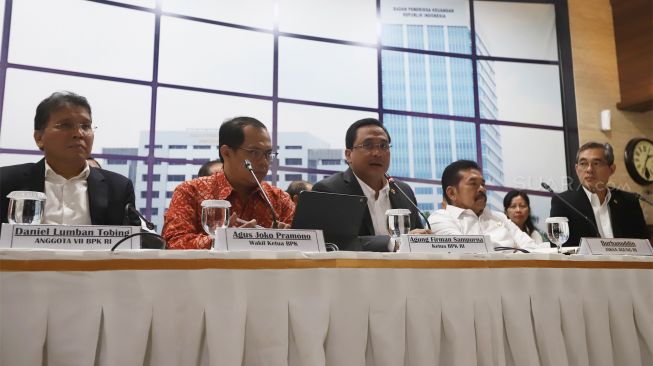 Ketua BPK Agung Firman Sampurna (tengah) didampingi Anggota VII BPK RI Daniel Lumbang Tobing (kiri), Wakil Ketua BPK Agus Joko Pramono (kedua kiri), Jaksa Agung RI Burhanuddin (kedua kanan) dan Anggota I BPK RI Hendra Susanto (kanan) memberi keterangan pers di Kantor Pusat BPK RI, Jakarta Pusat, Rabu (8/1). [Suara.com/Angga Budhiyanto]