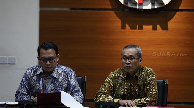 Wakil Ketua KPK Alexander Marwata (kanan) didampingi Juru Bicara KPK Ali Fikri (kiri) saat memberikan keterangan pers OTT Bupati Sidoarjo Saiful Ilah di Gedung KPK, Jakarta, Rabu (8/1/2020). [Suara.com / Angga Budhiyanto]