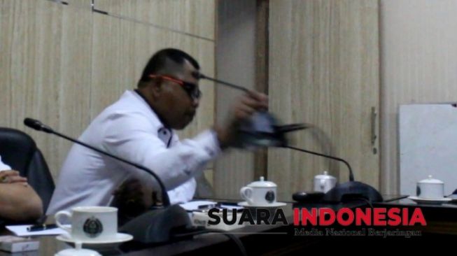 Merasa Ada yang Sabotase Mik, Anggota DPRD Jember Banting Mikrofon