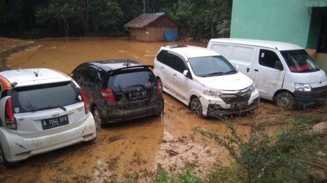 Puluhan Bangkai Mobil Sisa Banjir Bandang Lebak Masih Berserakan