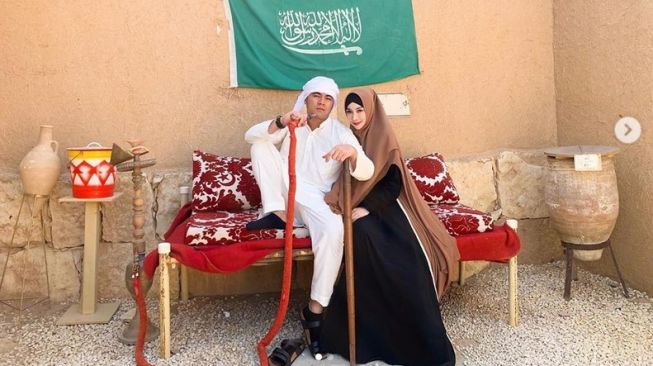 Guntur Triyoga dan Apristiyah umrah sekaligus liburan. [Instagram]