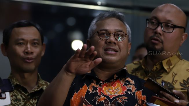 Ketua Komisi Pemilihan Umum (KPU) Arief Budiman (kedua kanan) menjawab pertanyaan wartawan di Gedung KPK, Jakarta, Rabu (8/1). [Suara.com/Angga Budhiyanto]  