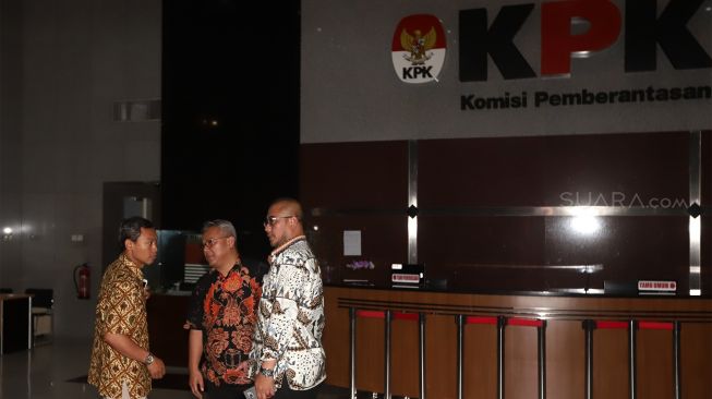 Ketua Komisi Pemilihan Umum (KPU) Arief Budiman (tengah) tiba di Gedung KPK, Jakarta, Rabu (8/1). [Suara.com/Angga Budhiyanto]