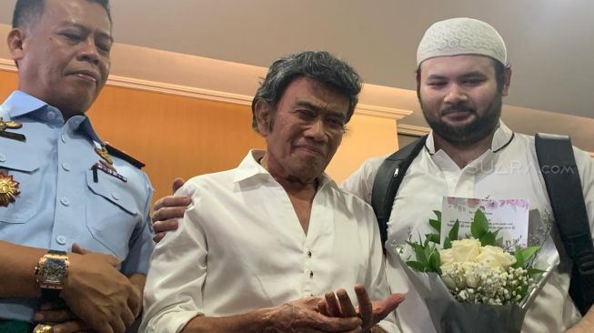 Ridho Rhoma bebas dari Rutan Salemba dan dijemput Rhoma Irama. [Evi Ariska/Suara.com]