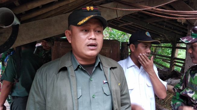 Dandim 0732/Sleman Letkol Inf Diantoro memberi keterangan kepada wartawan saat meninjau lokasi rumah terdampak tanah bergerak di Dusun Losari 2, Desa Wukirharjo, Kecamatan Prambanan, Kabupaten Sleman, Rabu (8/1/2020). - (SUARA/Baktora)