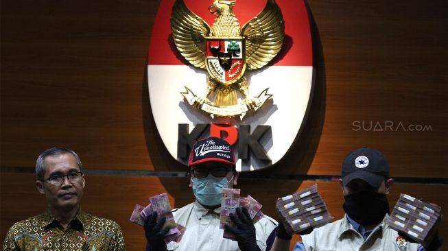 Wakil Ketua KPK Alexander Marwata (kiri) mendampingi penyidik KPK saat menunjukkan barang bukti berupa uang dari hasil OTT Bupati Sidoarjo Saiful Ilah di Gedung KPK, Jakarta, Rabu (8/1/2020). [Suara.com / Angga Budhiyanto]