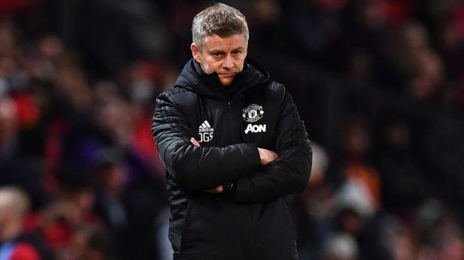 Gestur manajer Manchester United, Ole Gunnar Solskjaer pada laga Piala Liga Inggris 2019/2020 kontra Manchester City di Old Trafford, Manchester, Rabu (8/1/2020) dini hari WIB. [Paul ELLIS / AFP]